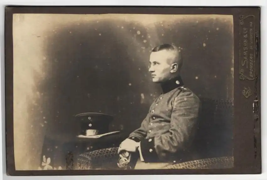 Fotografie Samson & Co, Bromberg, Danzigerstr. 143, Artillerie-Soldat Rgt. 53 in Uniform mit Schirmmütze