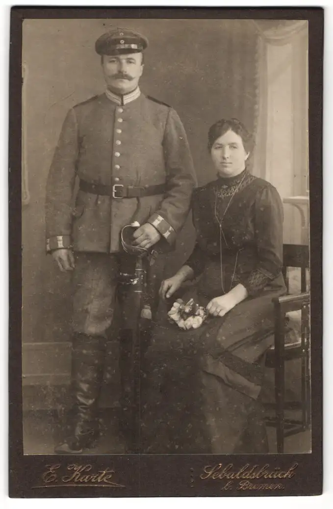 Fotografie E. Karte, Sebaldsbrück b. Bremen, Gardesoldat in Uniform mit Schirmmütze u. Säbel neben Ehefrau