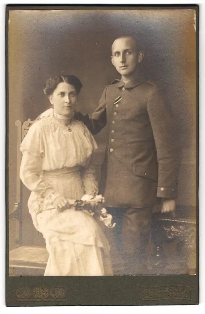 Fotografie Unger & Sohn, Berlin-Tegel, Soldat in Uniform Feldgrau mit Braut
