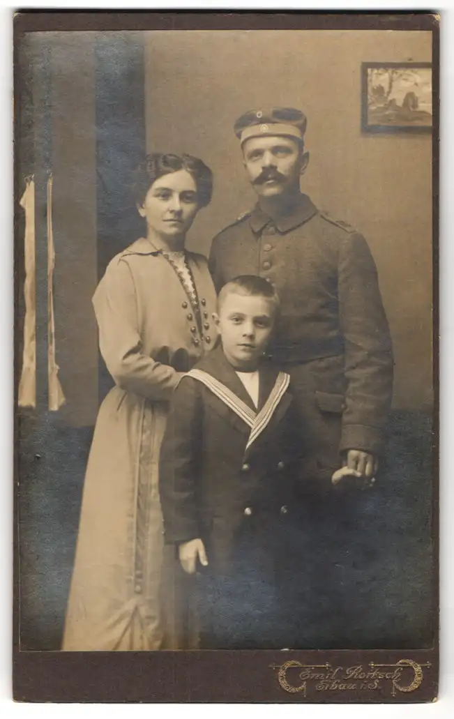 Fotografie Emil Rortsch, Eibau i. S., Soldat Rgt. 102 in Uniform Feldgrau mit Krätzchen neben Ehefrau u. Sohn