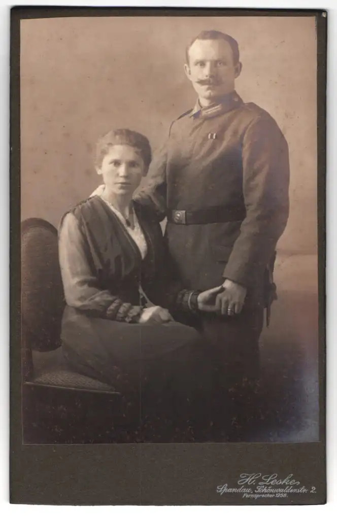 Fotografie H. Leske, Spandau, Schönwalderstr. 2, Soldat in Feldgrau-Uniform mit Ehefrau