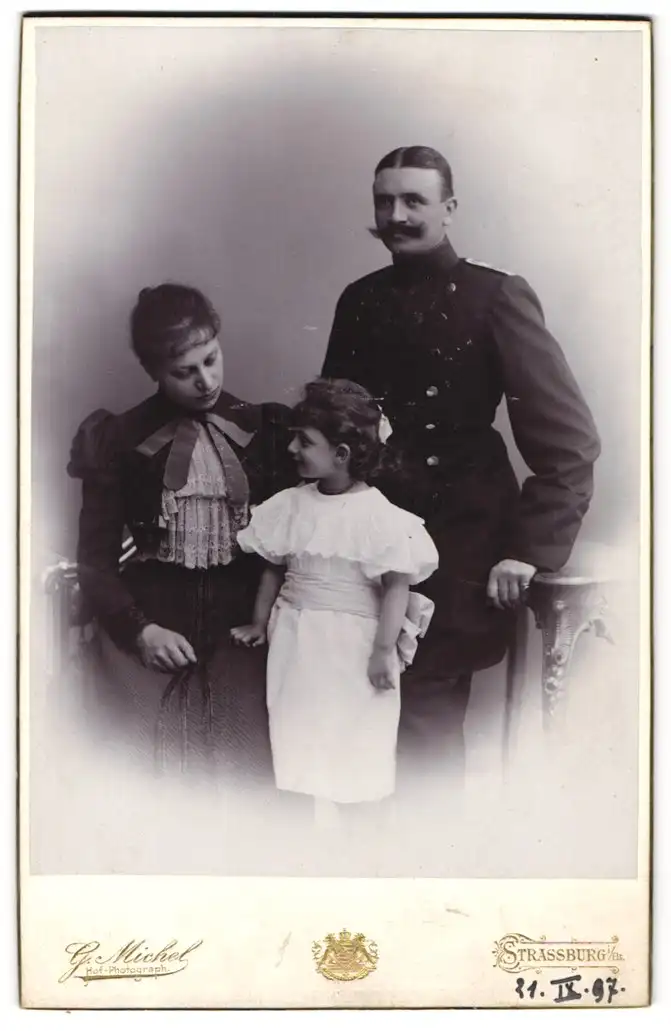 Fotografie G. Michel, Strassburg i. Els., Marnesiastaden 5, Leutnant in Uniform mit Schulterklappen neben Ehefrau