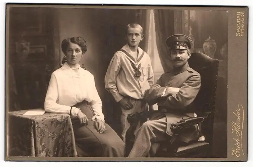 Fotografie Erich Häusler, Spandau, Hafenplatz 103, Soldat in Uniform Feldgrau mit Schirmmütze u. Familie