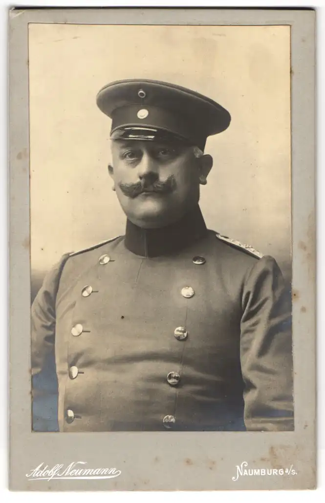 Fotografie Adolf Neumann, Naumburg a. S., Lange Gasse 5a, Leutnant in Uniform m. Schirmmütze u. Schulterklappen