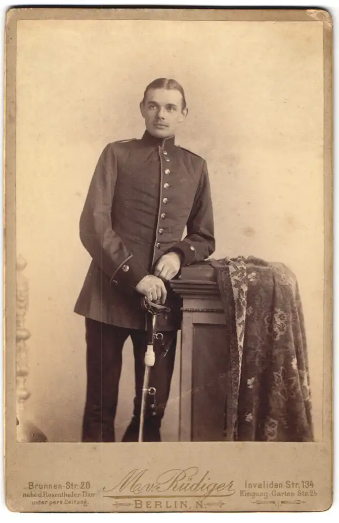 Fotografie Max v. Rüdiger, Berlin, Brunnen-Str. 20, Junger Soldat in Uniform mit Säbel