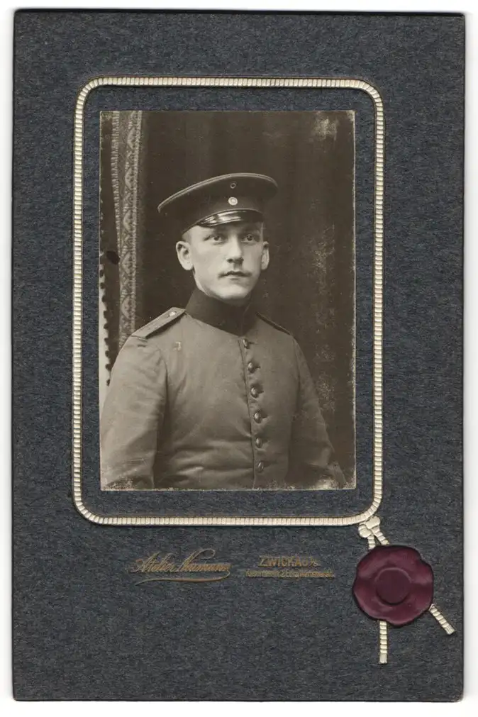 Fotografie Atelier Neumann, Zwickau i. S., Kasernenstr. 2, Junger Soldat in Uniform mit Schirmmütze