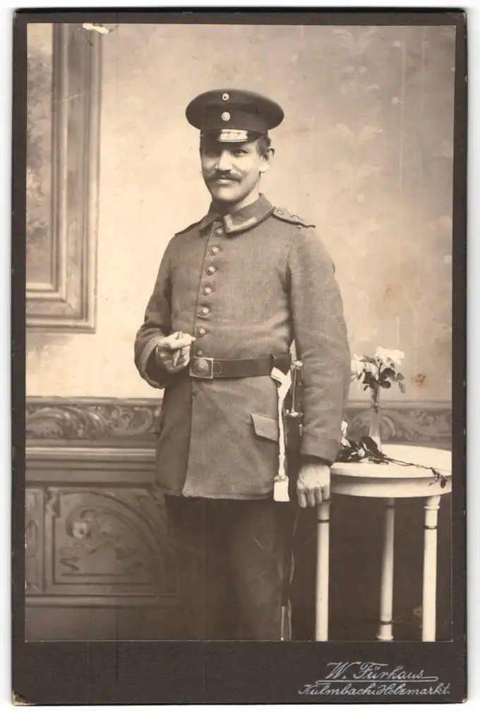 Fotografie W. Fürhaus, Kulmbach, Holzmarkt, Uffz. in Uniform Feldgrau m. Schirmmütze u. Bajonett Rgt. 7