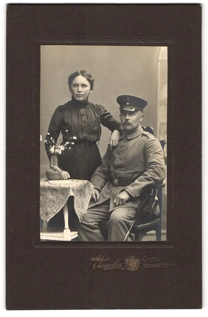 Fotografie Atelier Chassalla, Cassel, Bahnhofstr. 15, Soldat Rgt. 83 in Feldgrau-Uniform mit Schirmmütze