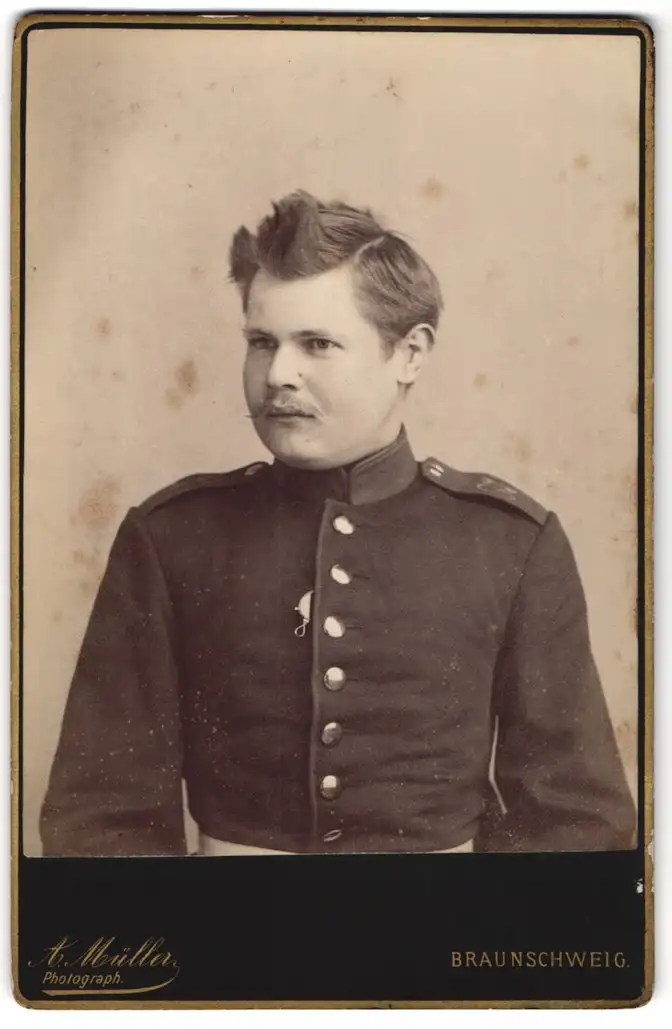 Fotografie A. Müller, Braunschweig, Junger Soldat in Uniform