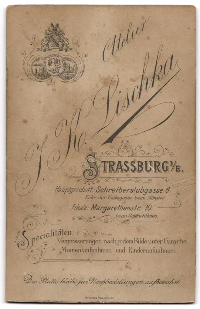 Fotografie J. K. Lischka, Strassburg i. E., Schreiberstubgasse 6, Offizier in Uniform u. Mantel m. Schirmmütze