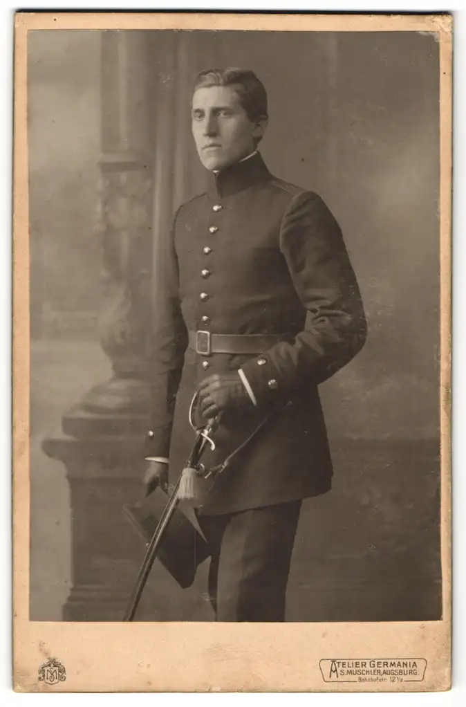 Fotografie Atelier Germania, Augsburg, Bahnhofstr. 12, Soldat 4. K.B. Feldartillerie Rgt. König in Uniform