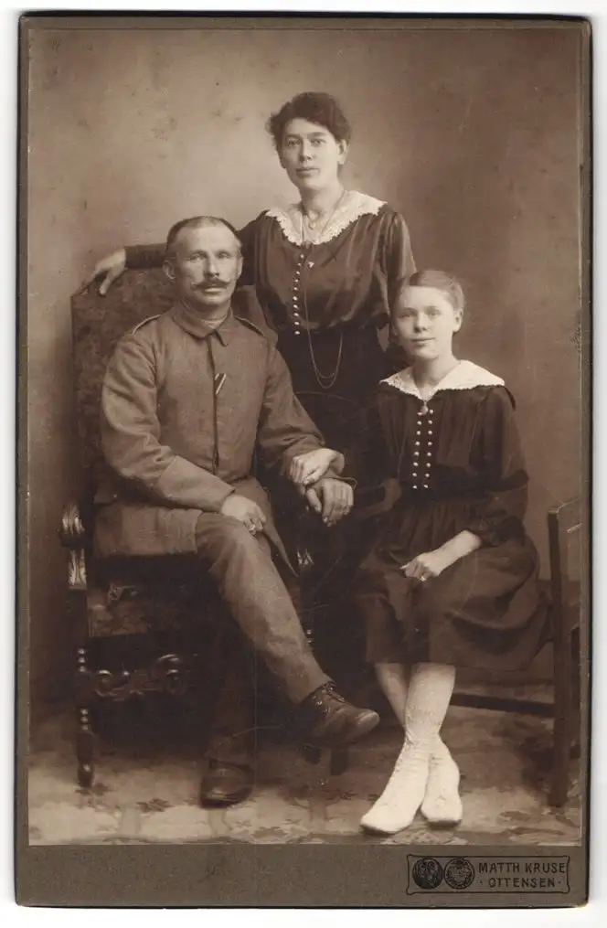Fotografie Matth. Kruse, Ottensen, Papen-Str. 16, Soldat in Uniform Feldgrau m. Ehefrau u. Tochter