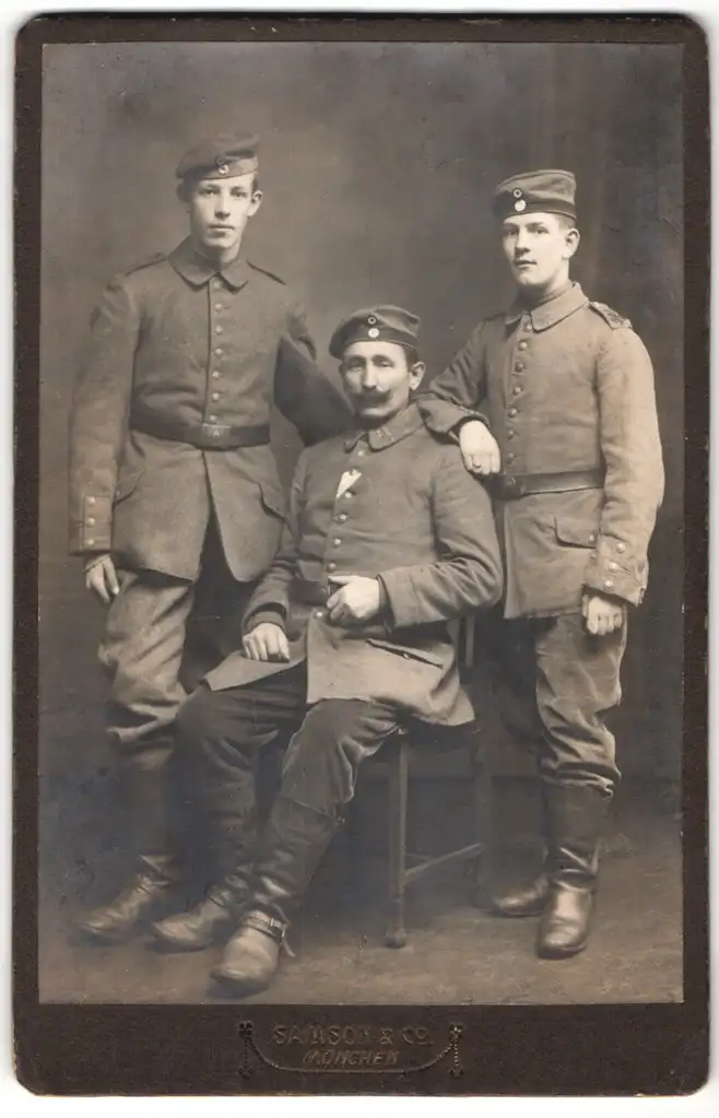 Fotografie Samson & Co, München, Neuhauserstr. 7, Soldaten Rgt. 17 in Feldgrau-Uniform m. Krätzchen