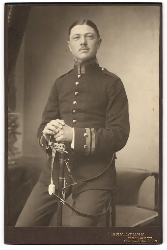 Fotografie Herm. Stumm, Goslar o. H., Fischemäkerstr. 3, Feldwebel Jäger-Btl. 10 in Uniform m. Säbel