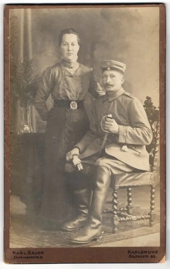 Fotografie Karl Bauer, Karlsruhe, Moltkestr. 83, Soldat 3. Bad. Artillerie Rgt. 50 in Uniform m. Krätzchen u. Säbel