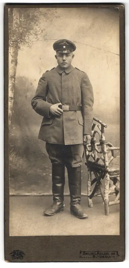 Fotografie Bruno Adler, Butzbach i. H., Junger Soldat in Feldgrau-Uniform m. Schirmmütze
