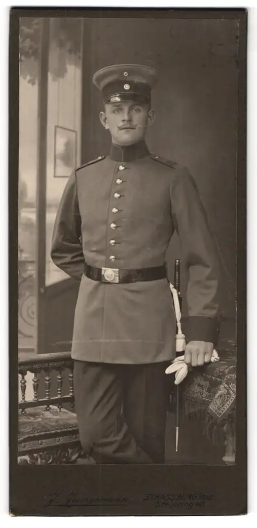 Fotografie J. Jungmann, Strassburg i. Els., Steinring 40, Soldat Rgt. 105 in Uniform m. Schirmmütze u. Bajonett