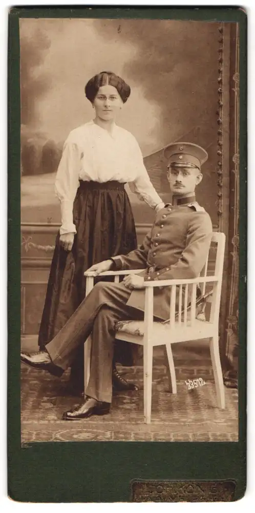 Fotografie Joh. König, Naumburg a. S., Uffz. in Uniform m. Schirmmütze neben Ehefrau
