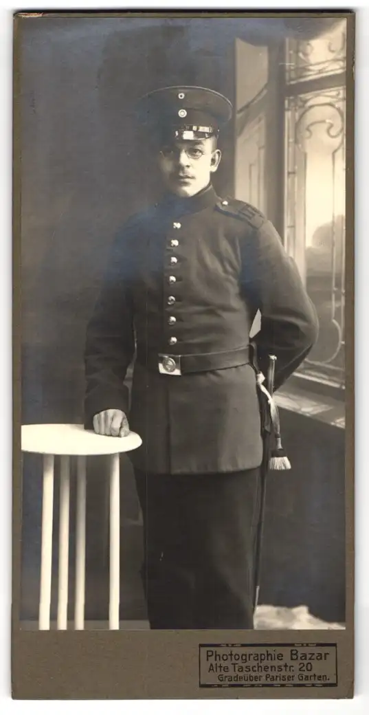 Fotografie Bazar, Breslau, Alte Taschenstr. 20, Soldat Rgt. 177 in Uniform m. Schirmmütze u. Bajonett