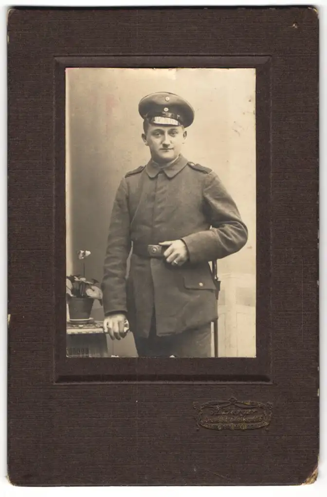 Fotografie A. Burger, Schweidnitz, Soldat in Uniform Feldgrau m. Schirmmütze u. Bajonett