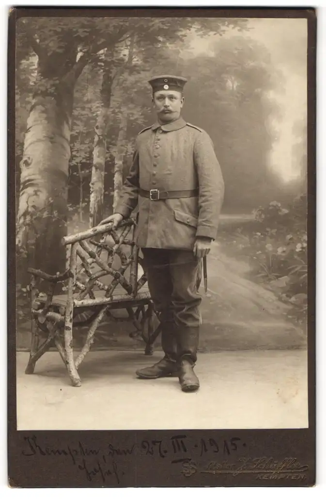 Fotografie J. Schäffler, Kempten, Soldat in Feldgrau-Uniform m. Krätzchen u. Bajonett