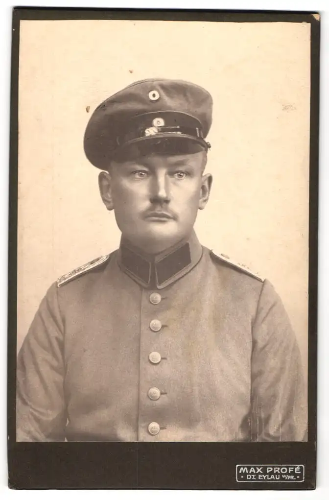 Fotografie Max Profé, Eylau W. Pr., Leutnant in Uniform m. Schulterklappen u. Schirmmütze