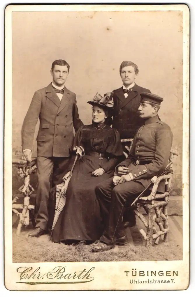 Fotografie Chr. Barth, Tübingen, Uhlandstr. 7, Soldat in Feldgrau-Uniform m. Schirmmütze u. Bajonett mit Familie