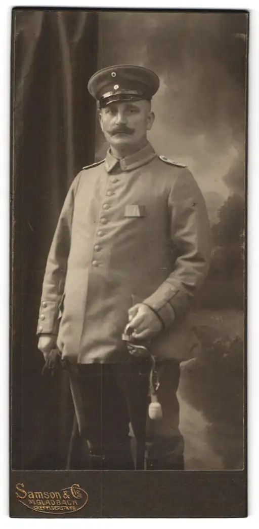 Fotografie Samson & Co, M. Gladbach, Crefelderstr. 178, Leutnant in Uniform m. Schulterklappen u. Säbel