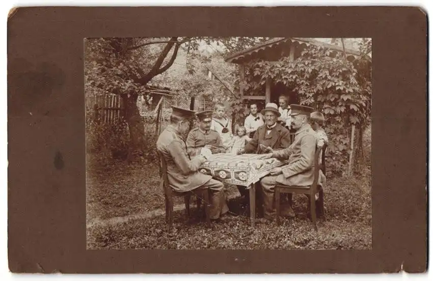 Fotografie unbekannter Fotograf und Ort, Soldaten in Uniform Feldgrau m. Schirmmützen beim Kartenspiel
