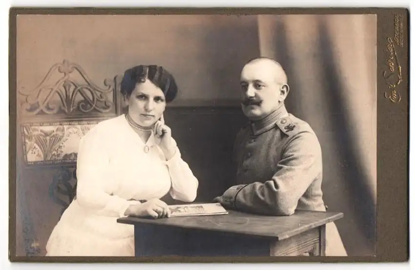 Fotografie Emil Schröter, Jüterbog, Uffz. Gardesoldat in Uniform Feldgrau m. Ehefrau