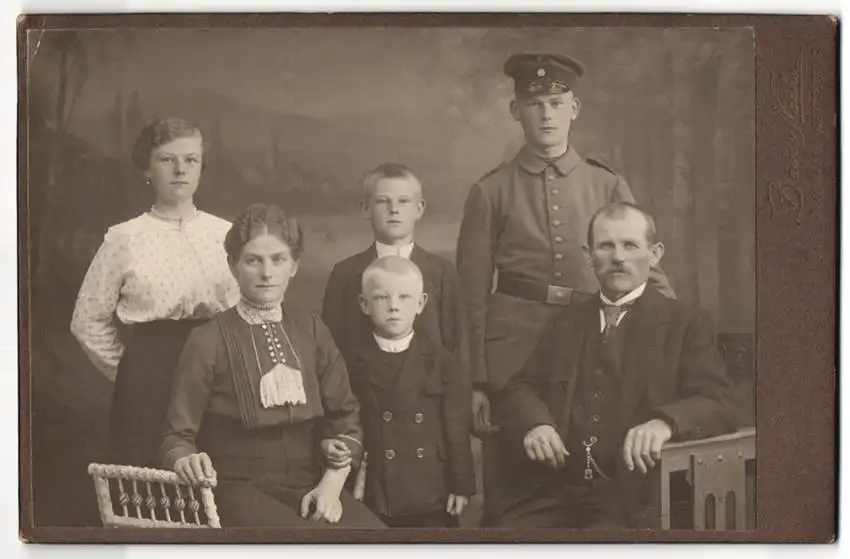 Fotografie Benno Nacher, Hettstedt, Junger Soldat in Feldgrau-Uniform m. Schirmmütze u. Familie
