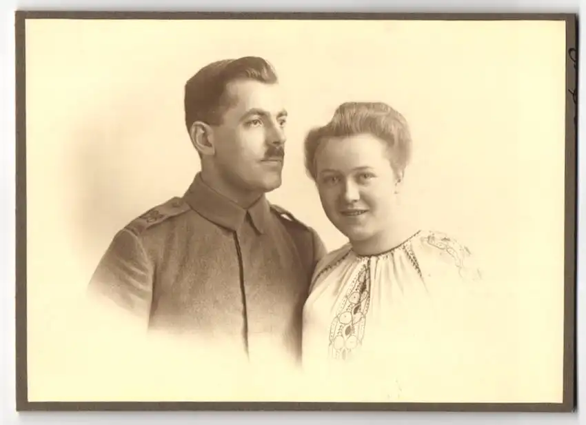 Fotografie Gustav Reh, Stuttgart, Esslingerstr. 11, Soldat Rgt. 126 in Feldgrau-Uniform m. Ehefrau