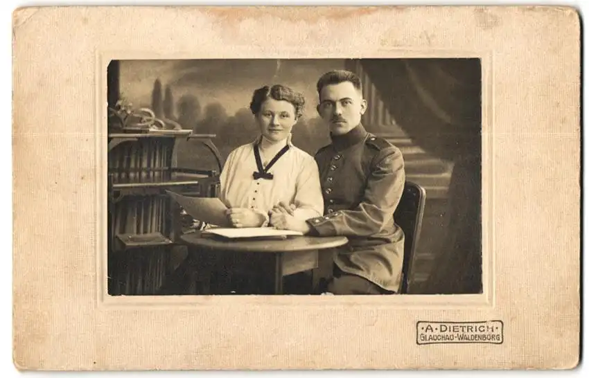 Fotografie A. Dietrich, Glauchau-Waldenburg, Soldat Rgt. 176 in Uniform Feldgrau mit Ehefrau