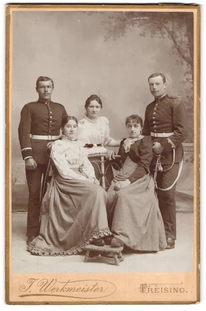 Fotografie J. Werkmeister, Freising, Amtsgerichtsgasse 445, Uffz. in Uniform m. Säbel u. drei Damen