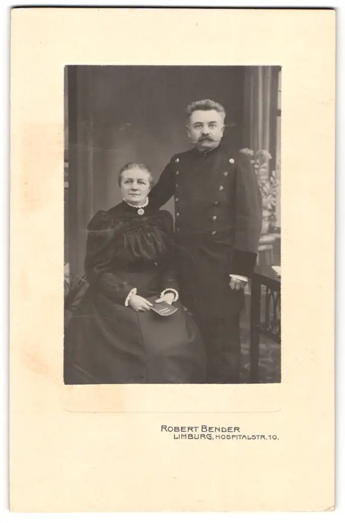 Fotografie Robert Bender, Limburg, Hospitalstr. 10, Älterer Soldat in Uniform neben Ehefrau