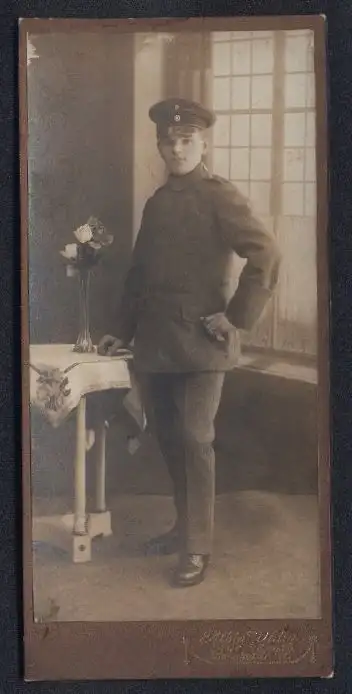Fotografie Albin Uhlig, Aue i. Erzgeb., Bahnhofstr. 11, Junger Soldat in Uniform Feldgrau mit Schirmmütze
