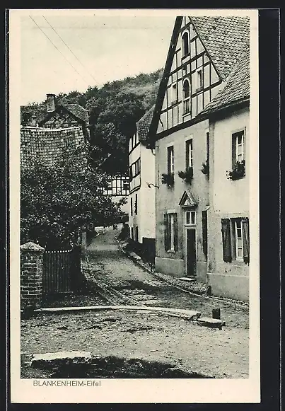 AK Blankenheim /Eifel, Strassenpartie mit Bergblick