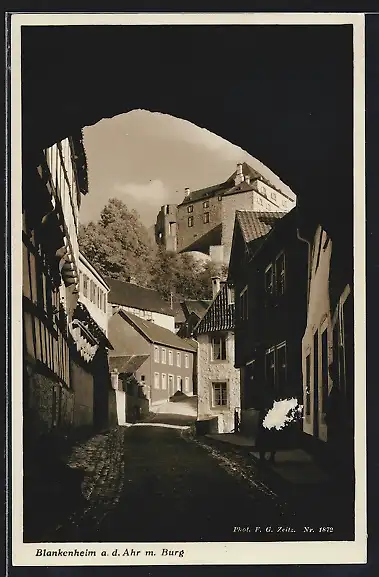 AK Blankenheim /Ahr, Strassenpartie mit Burg