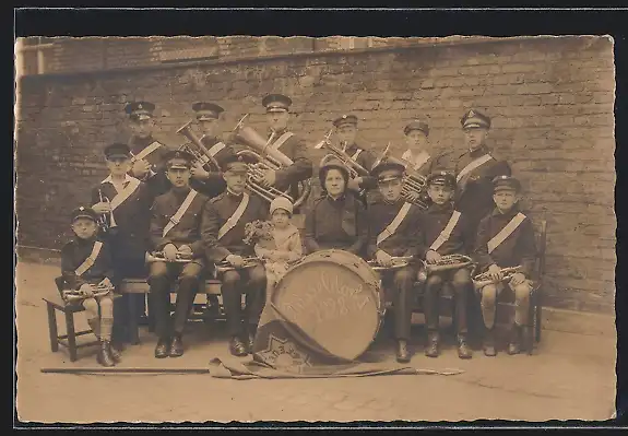 AK Düsseldorf, Blaskapelle mit Instrumenten