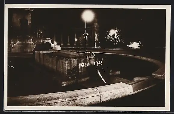 AK Budapest, Denkmal der Weltkriegshelden, Nachtaufnaahme