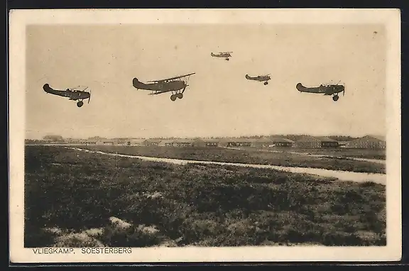 AK Vliegkamp, Soesterberg-Flugzeuge über dem Flughafen