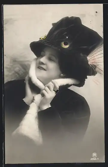 Foto-AK RPH Nr. 2358 /1: Junge Frau im tollen Outfit mit Kopfbedeckung