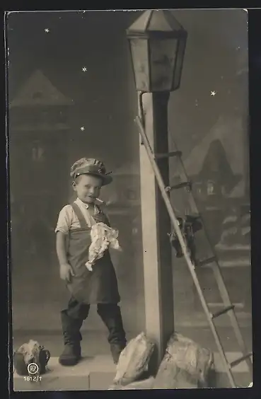 Foto-AK RPH Nr. 1612 /1: Kleiner Junge mit Zigarette an einer Strassenlaterne