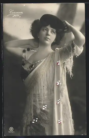 Foto-AK RPH Nr. 1915 /1: Junge Frau im tollen Outfit, Carmen
