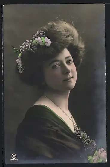 Foto-AK RPH Nr. 1793 /3: Junge Frau mit Haarschmuck