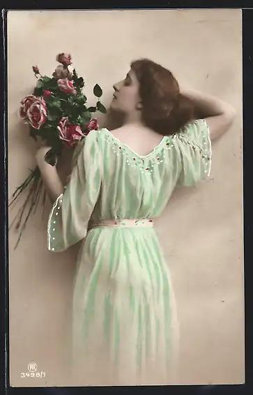 Foto-AK RPH Nr. 3498 /1: Frau mit einem Strauss Rosen
