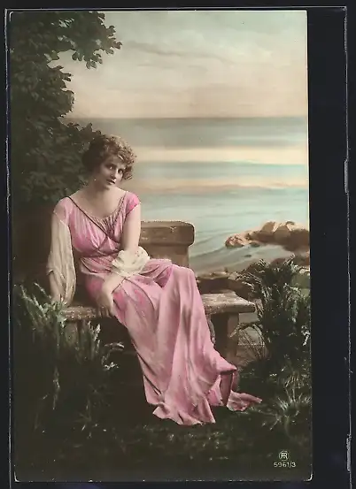 Foto-AK RPH Nr. 5961 /3: Junge Frau auf einer Steinbank mit Blick zum Meer