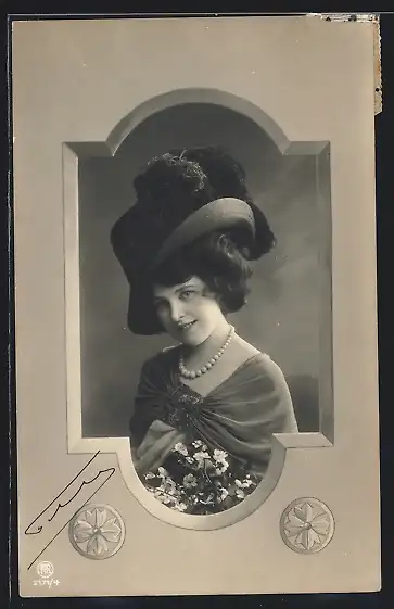 Foto-AK RPH Nr. 2171 /4: Junge Frau mit einem Blumenstrauss und tolle Kopfbedeckung