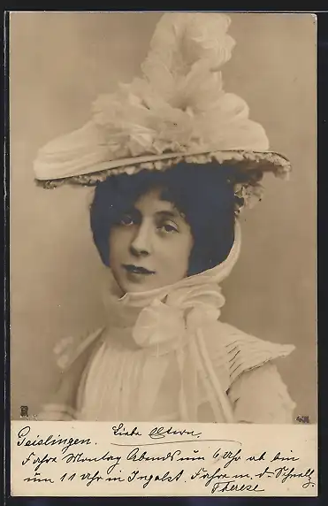 Foto-AK RPH Nr. 431: Hübsche Frau mit toller Kopfbedeckung
