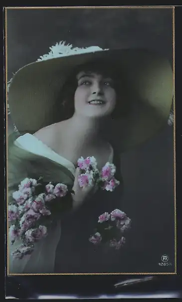 Foto-AK RPH Nr. 4285 /6: Junge Frau mit Blumen geschmückt und Hut
